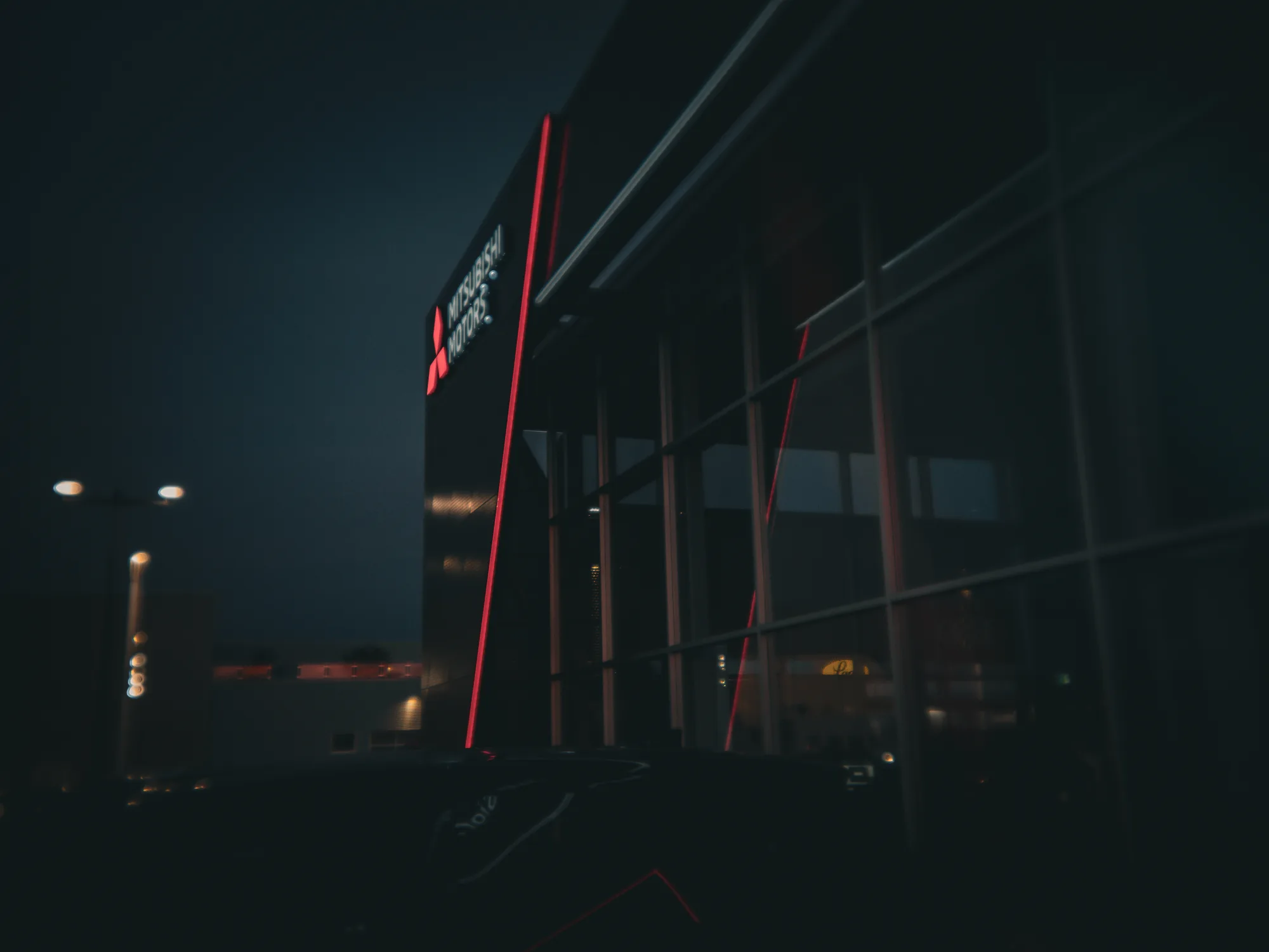 Concession Mitsubishi à Sainte-Foy conçue par LaShop, de nuit